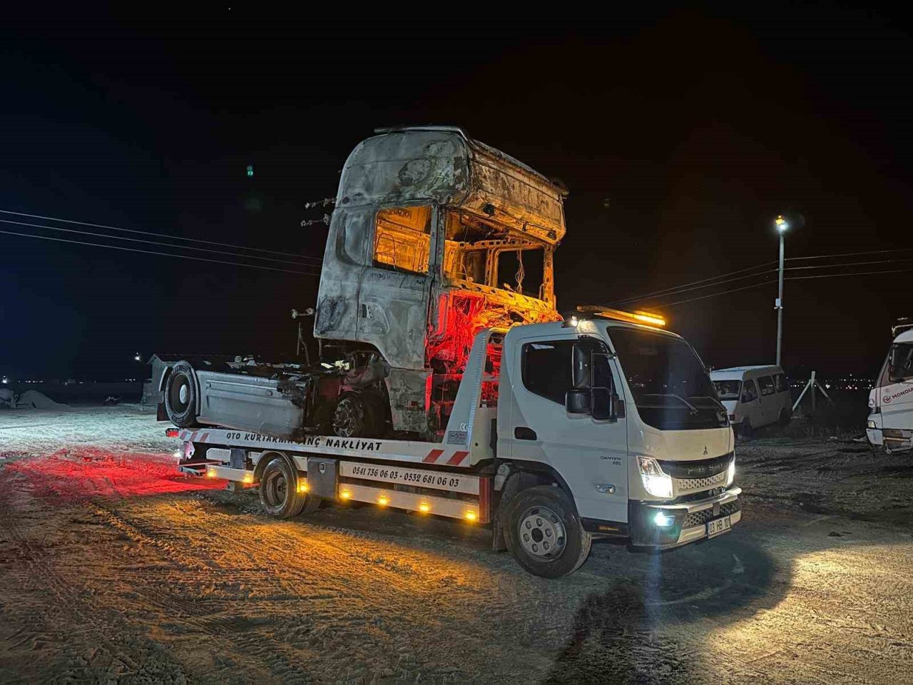 Lastiklerde başlayan yangın kısa sürede tırı sarıp hurdaya çevirdi