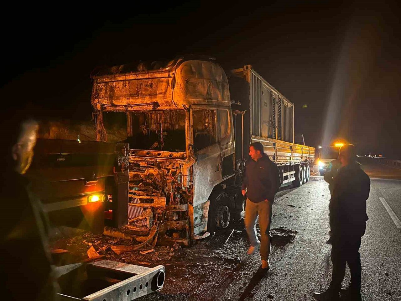 Lastiklerde başlayan yangın kısa sürede tırı sarıp hurdaya çevirdi