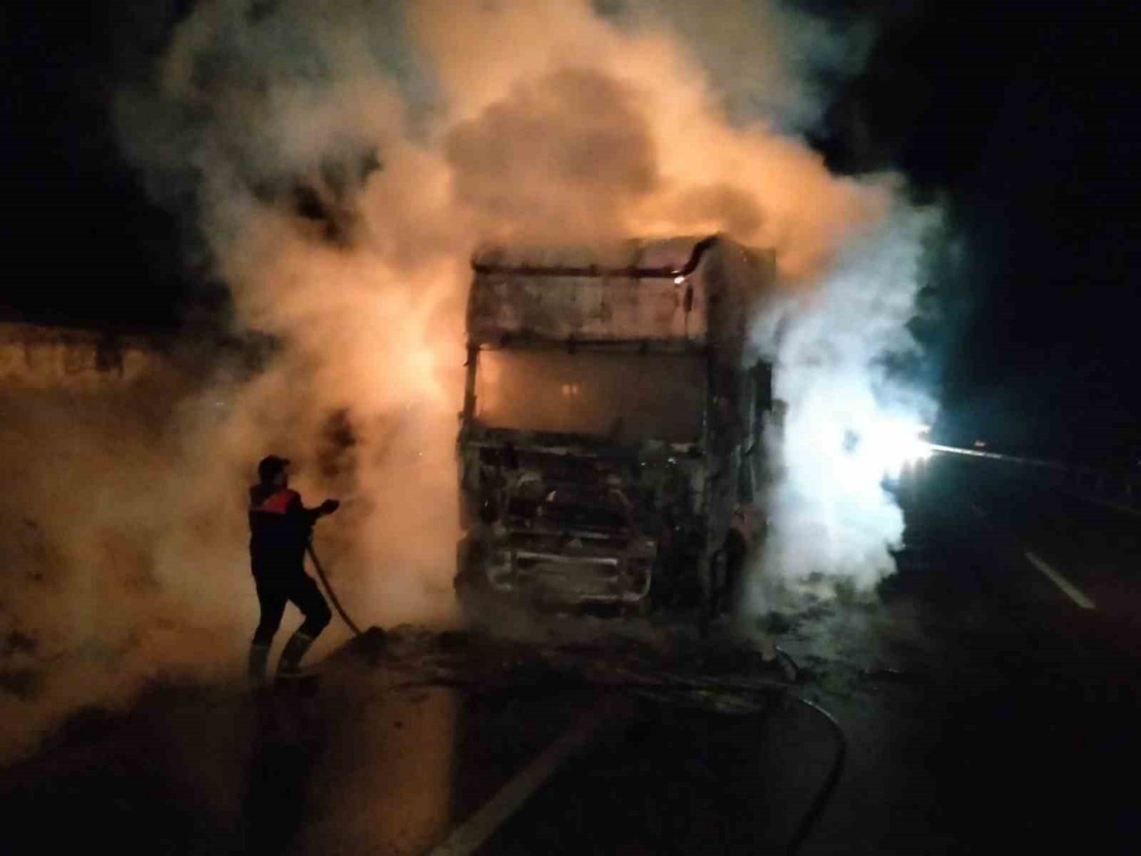 Lastiklerde başlayan yangın kısa sürede tırı sarıp hurdaya çevirdi