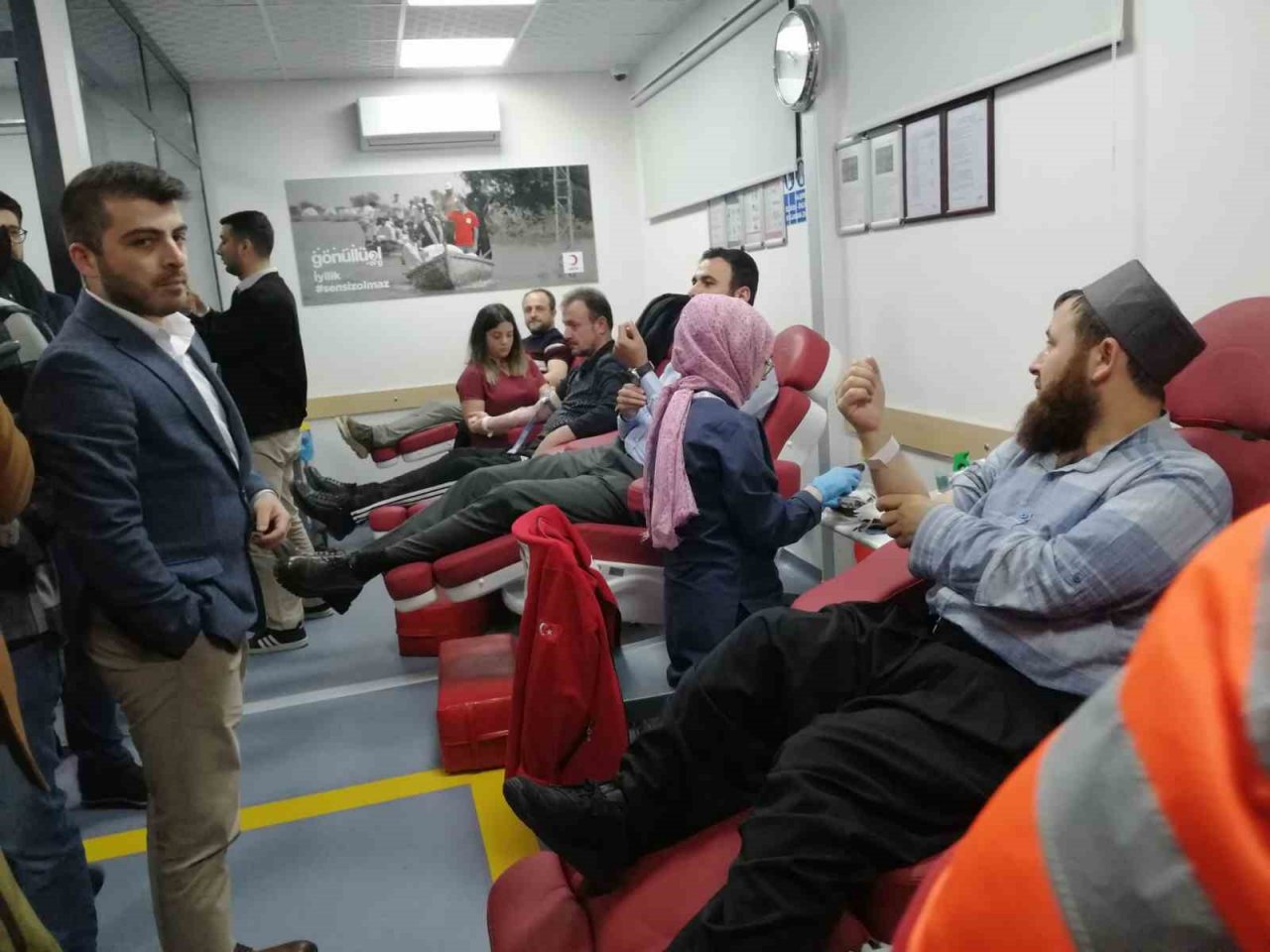 AK Partili gençlerden Kızılay’a ’kan’ desteği