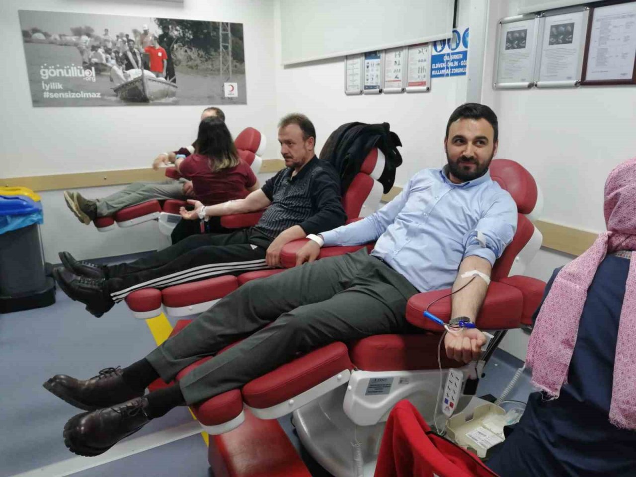 AK Partili gençlerden Kızılay’a ’kan’ desteği