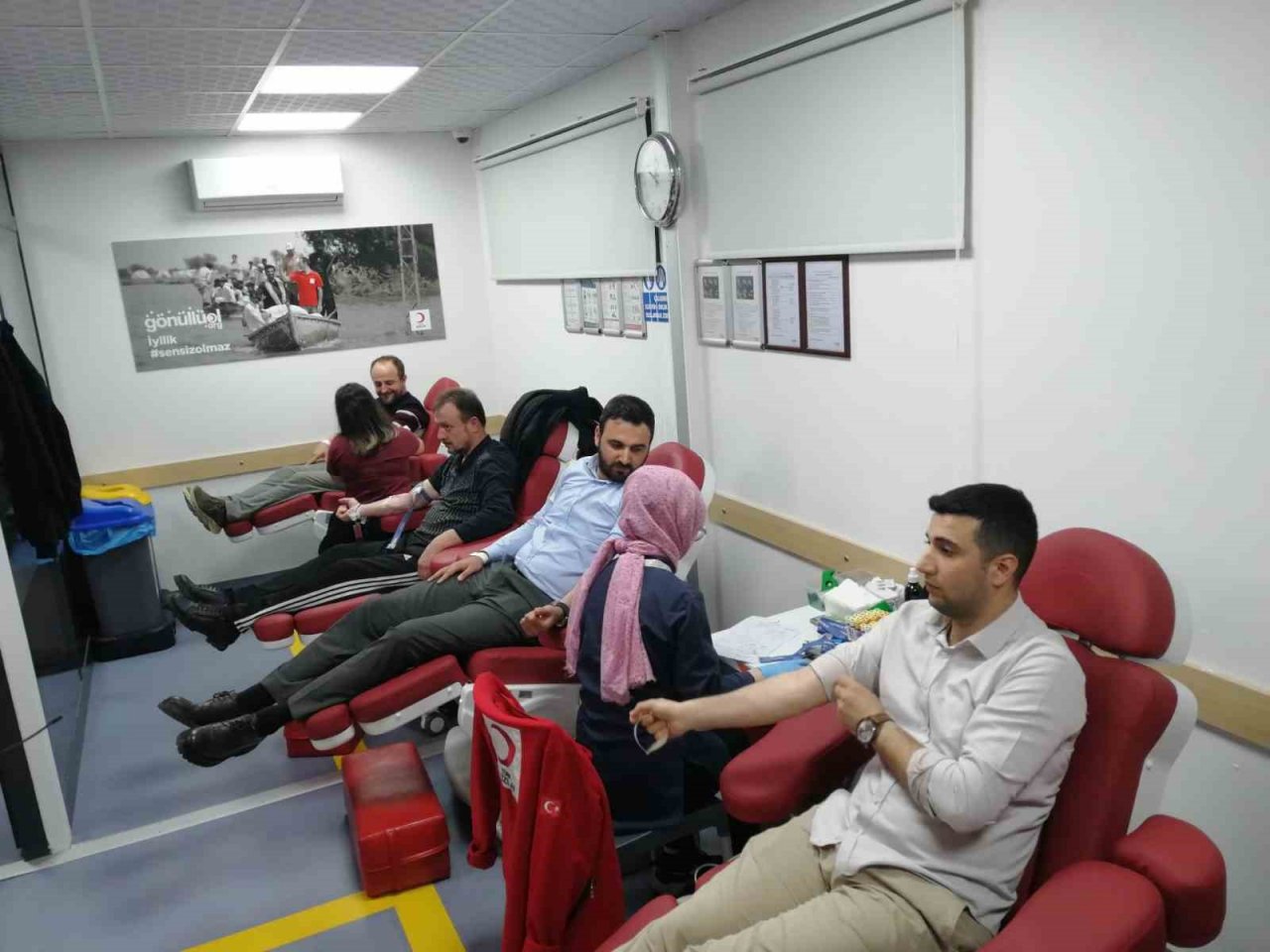 AK Partili gençlerden Kızılay’a ’kan’ desteği