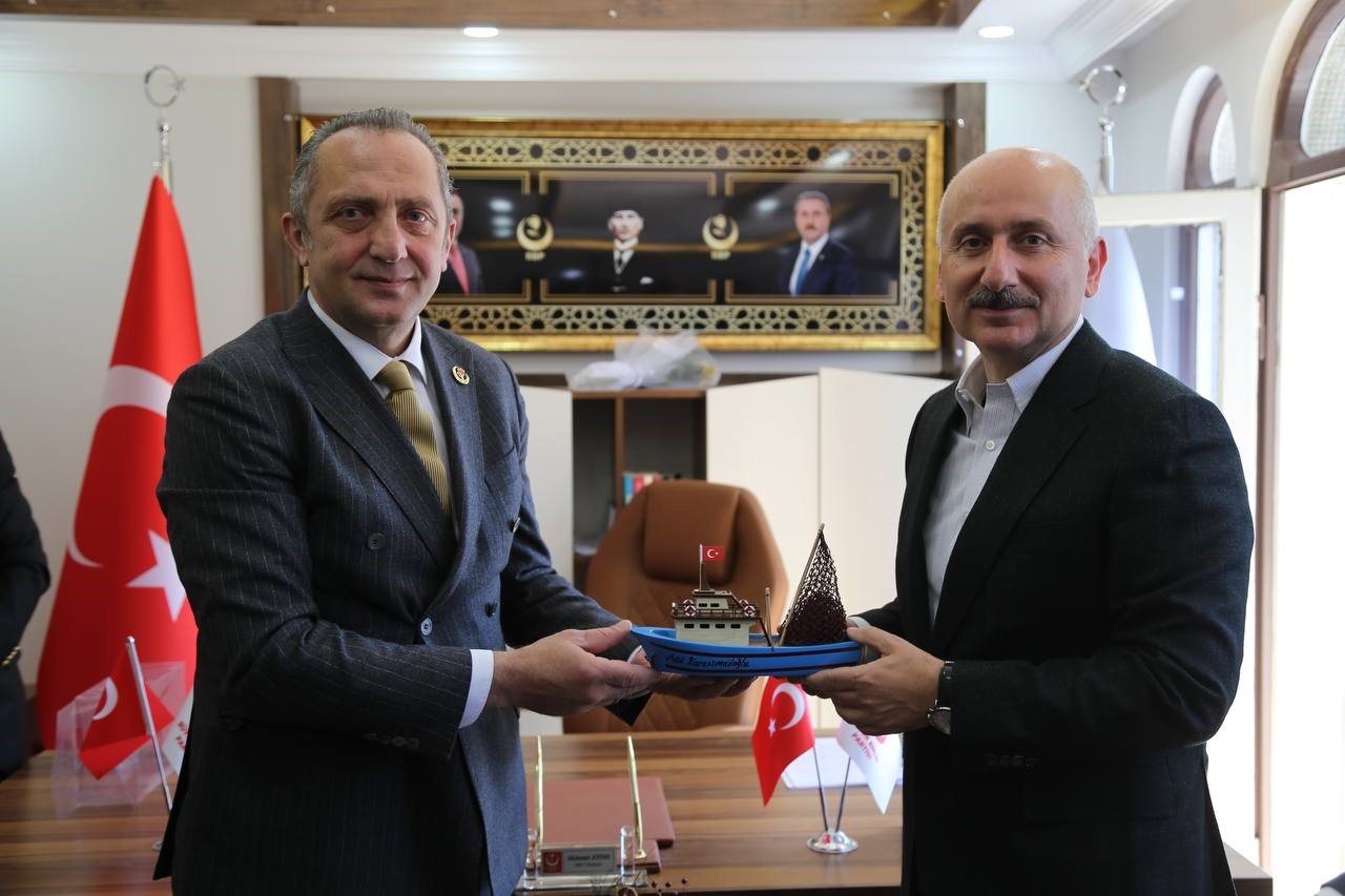 Fanatik Trabzonsporlu Bakan Karaismailoğlu TS Clup’ta alışveriş yaptı