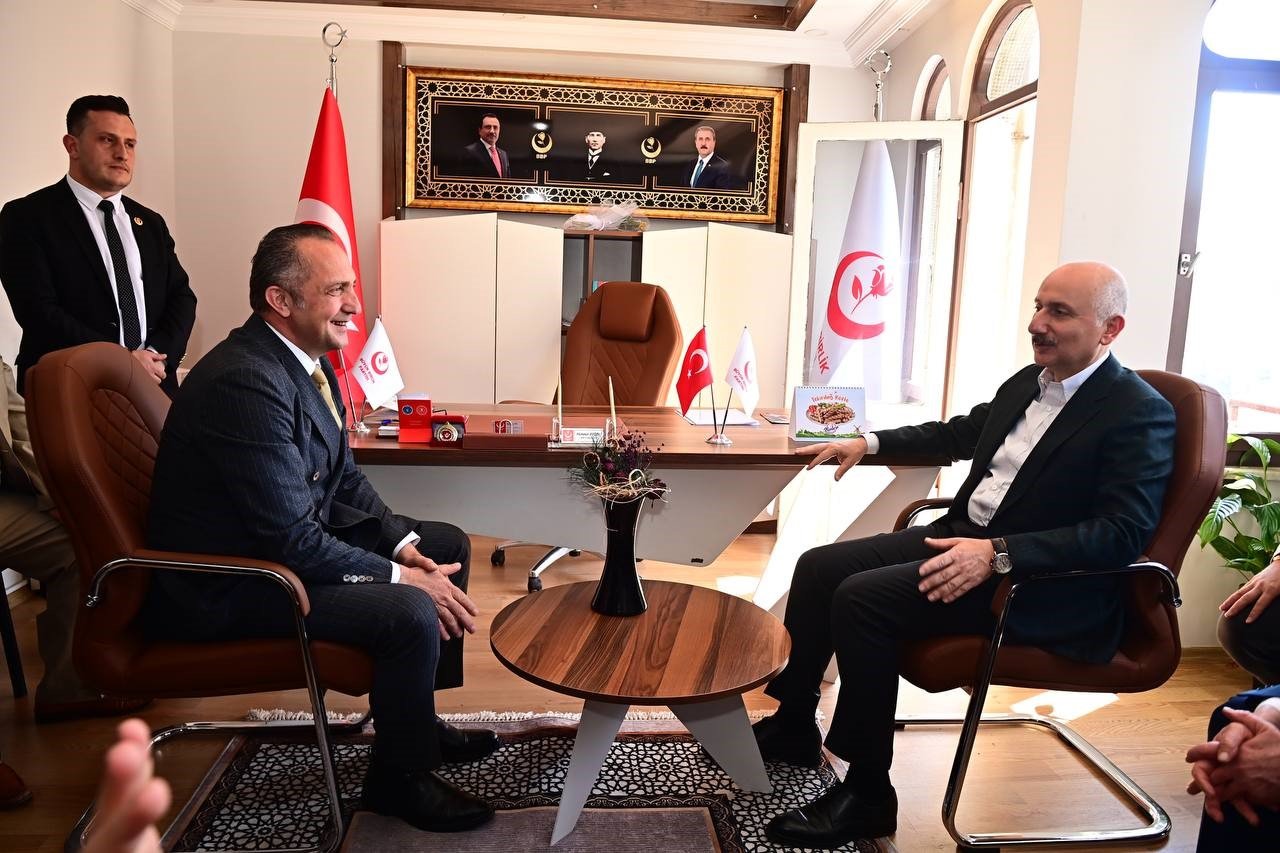 Fanatik Trabzonsporlu Bakan Karaismailoğlu TS Clup’ta alışveriş yaptı