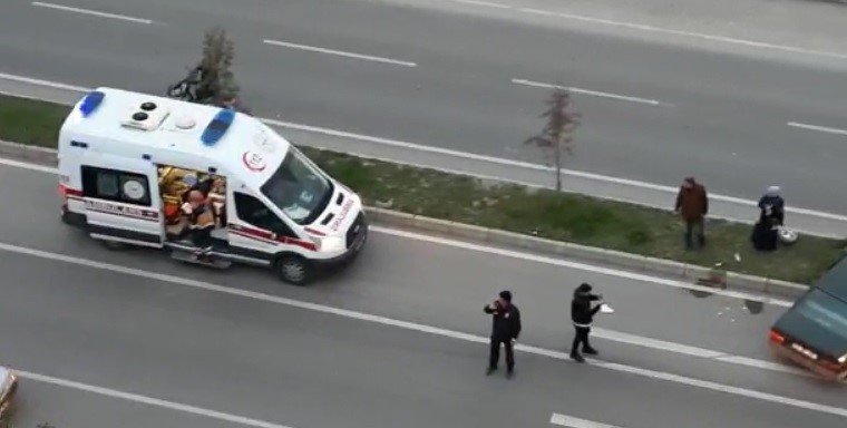 Otomobil aydınlatma direğine çarptı: 3 yaralı