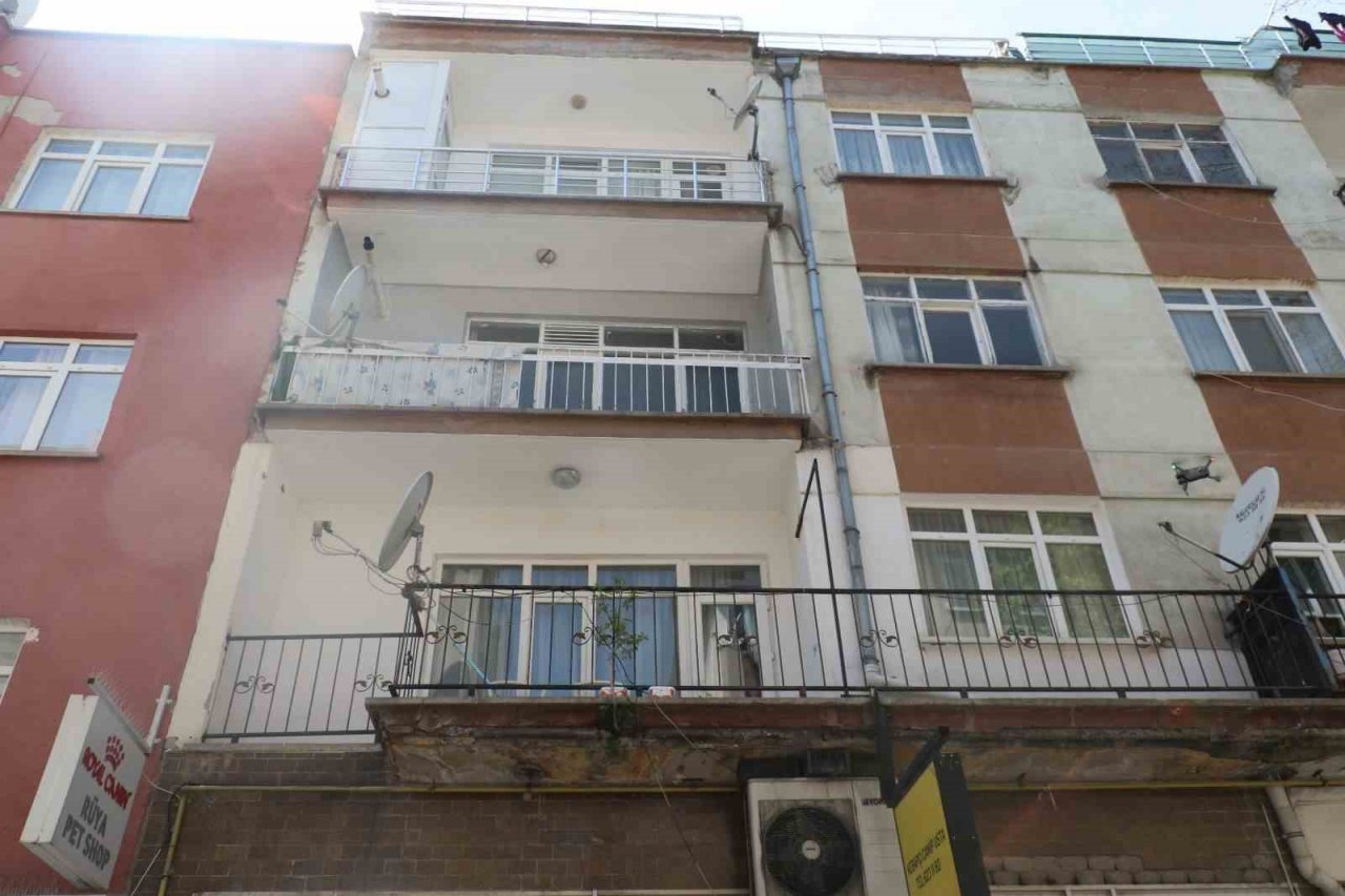 Balkon betonundan çıkan ağaç görenleri hayrete düşürüyor