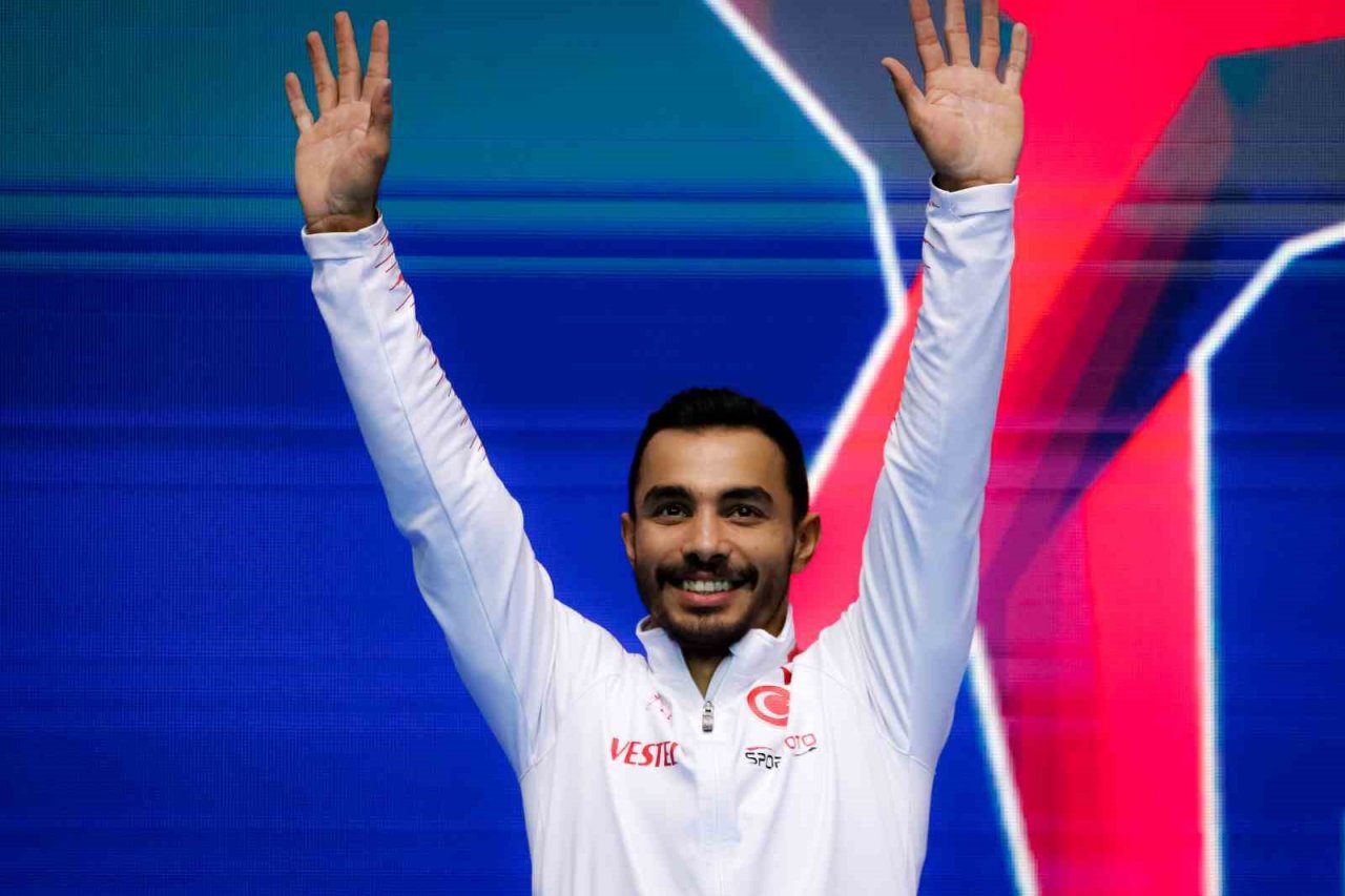 Milli cimnastikçi Ferhat Arıcan gümüş madalya kazandı
