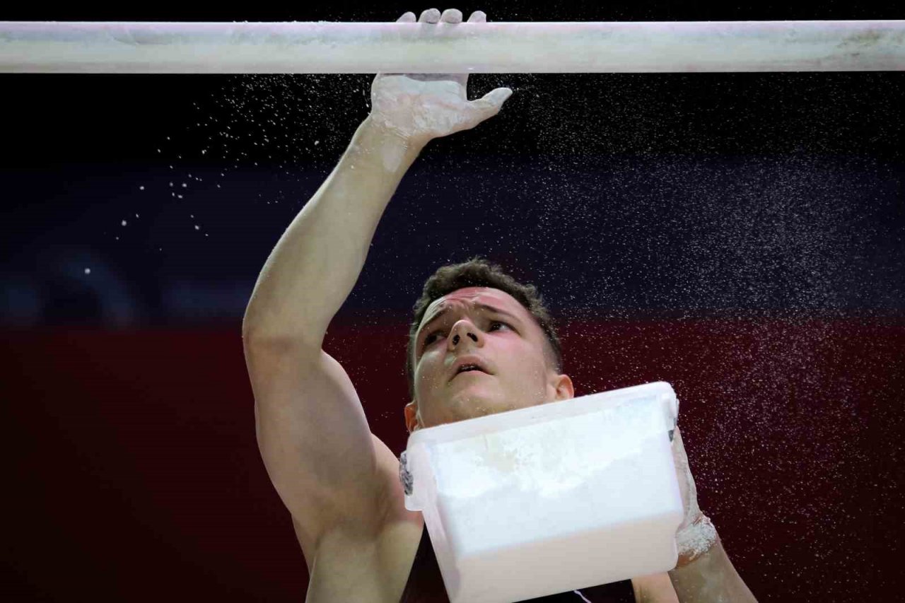 Milli cimnastikçi Ferhat Arıcan gümüş madalya kazandı