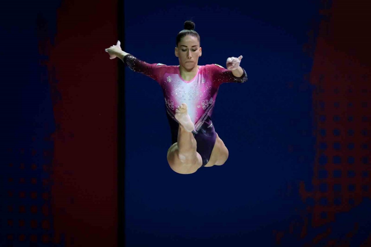 Milli cimnastikçi Ferhat Arıcan gümüş madalya kazandı