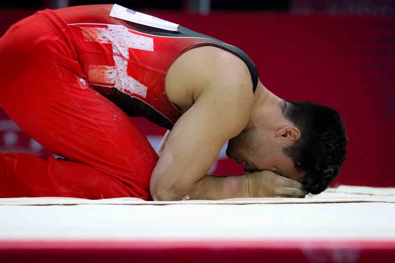 Milli cimnastikçi Ferhat Arıcan gümüş madalya kazandı