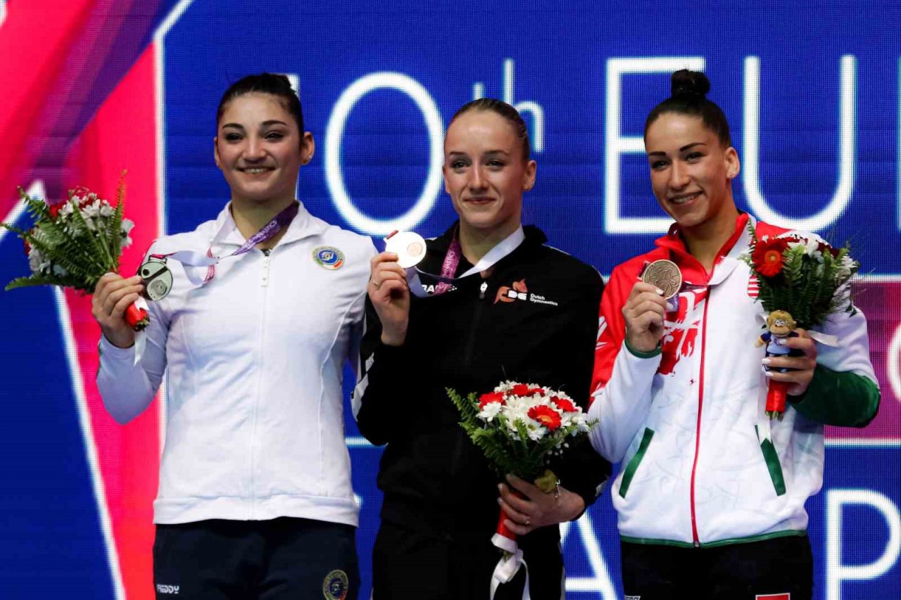 Milli cimnastikçi Ferhat Arıcan gümüş madalya kazandı