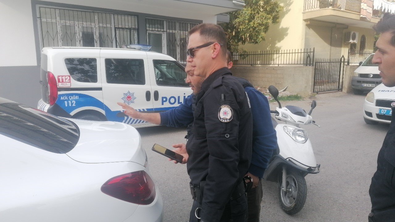 Maddi hasarlı kazanın ardından araç sürücüleri birbirlerine girdi