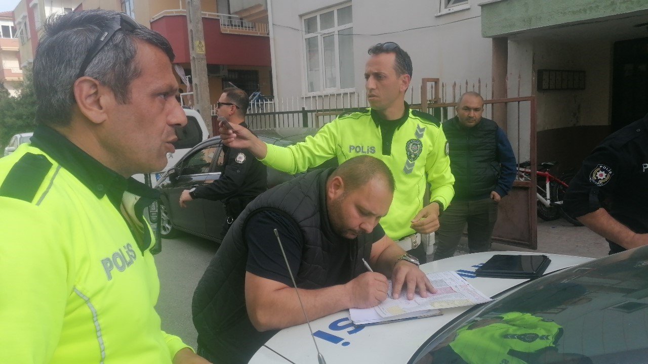 Maddi hasarlı kazanın ardından araç sürücüleri birbirlerine girdi