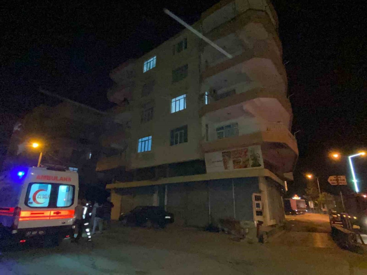 Antalya’da ev yangınında 1 kişi dumandan etkilendi