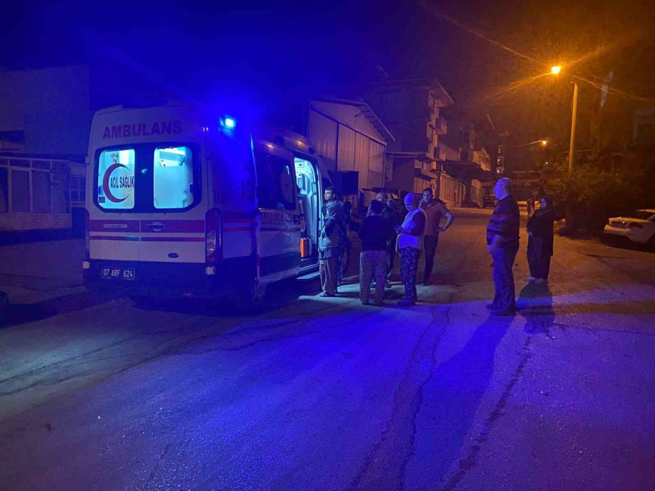 Antalya’da ev yangınında 1 kişi dumandan etkilendi