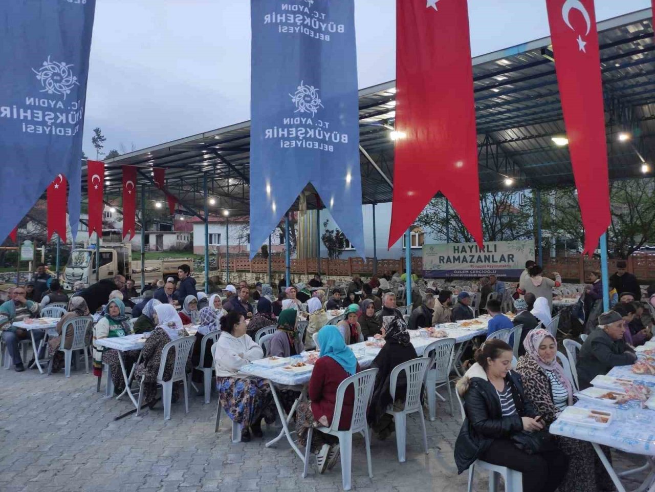 Vatandaşlar Aydın Büyükşehir Belediyesi’nin iftar sofralarında buluşuyor