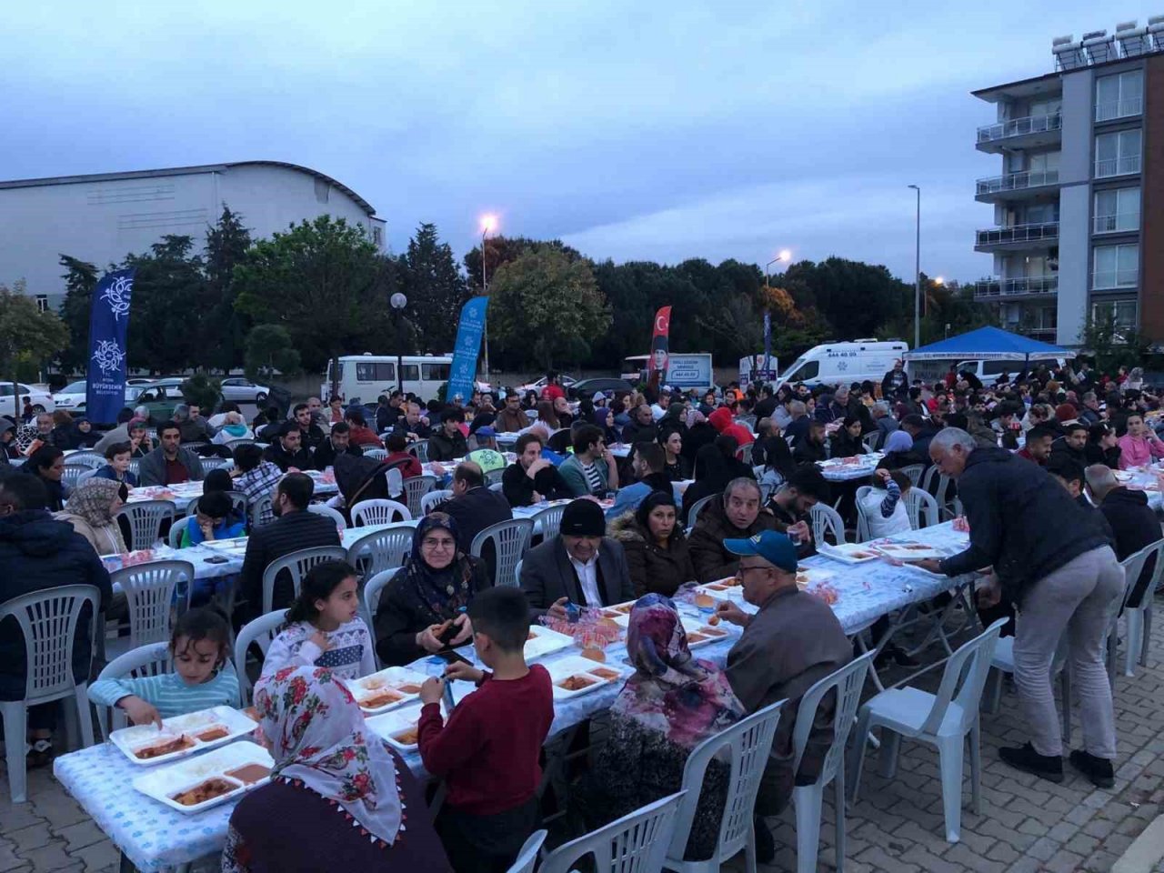 Vatandaşlar Aydın Büyükşehir Belediyesi’nin iftar sofralarında buluşuyor