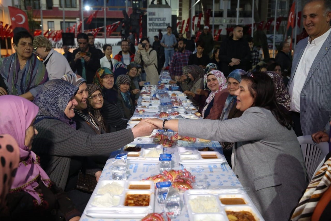 Vatandaşlar Aydın Büyükşehir Belediyesi’nin iftar sofralarında buluşuyor