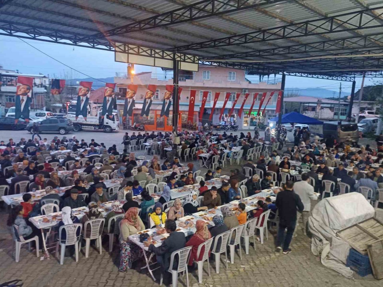 Vatandaşlar Aydın Büyükşehir Belediyesi’nin iftar sofralarında buluşuyor