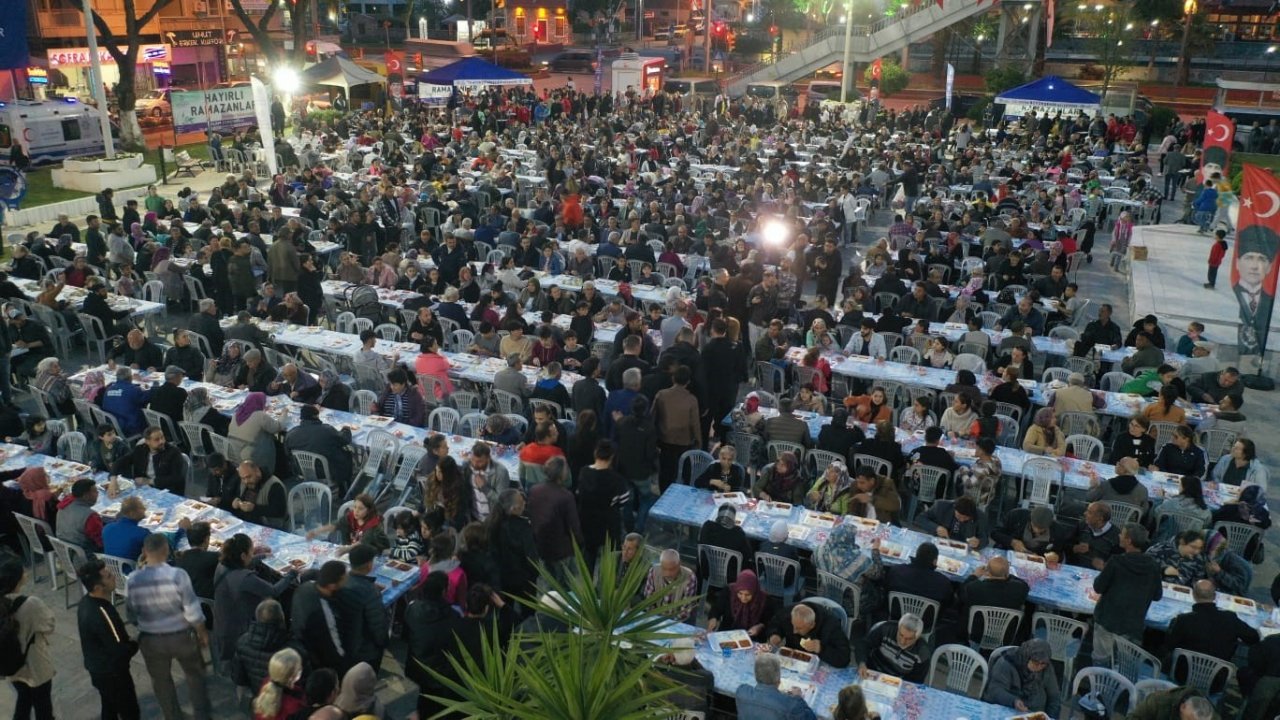 Vatandaşlar Aydın Büyükşehir Belediyesi’nin iftar sofralarında buluşuyor