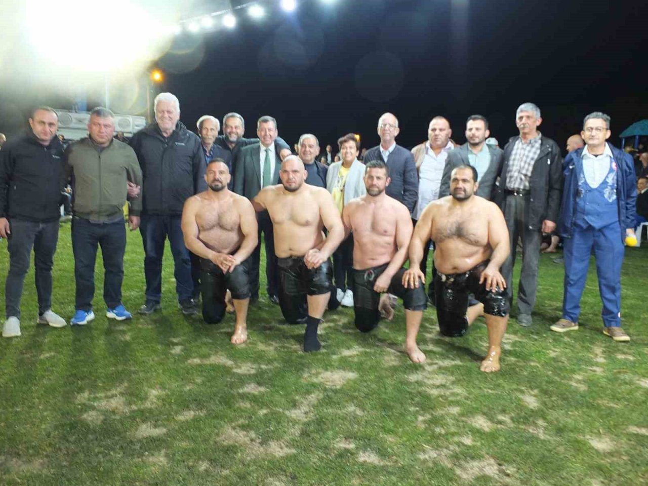 Balıkesir’de gece güreşlerini 5 bin kişi izledi