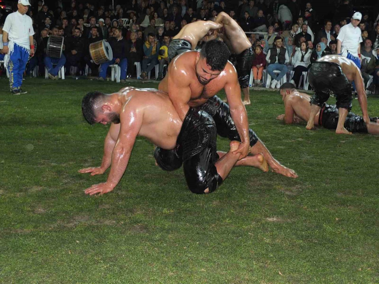 Balıkesir’de gece güreşlerini 5 bin kişi izledi