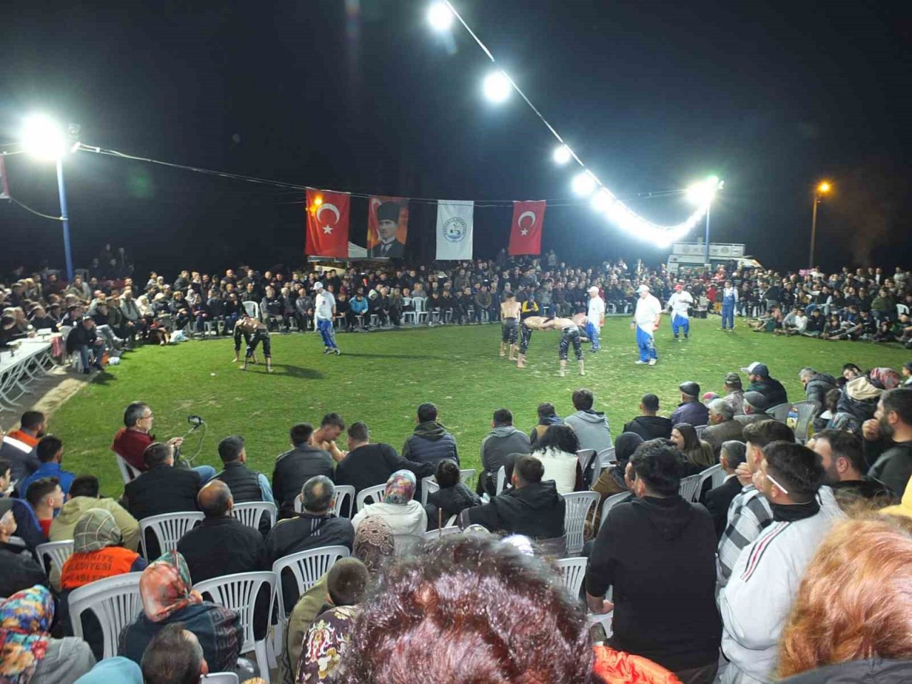 Balıkesir’de gece güreşlerini 5 bin kişi izledi