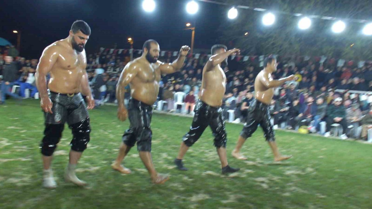 Balıkesir’de gece güreşlerini 5 bin kişi izledi