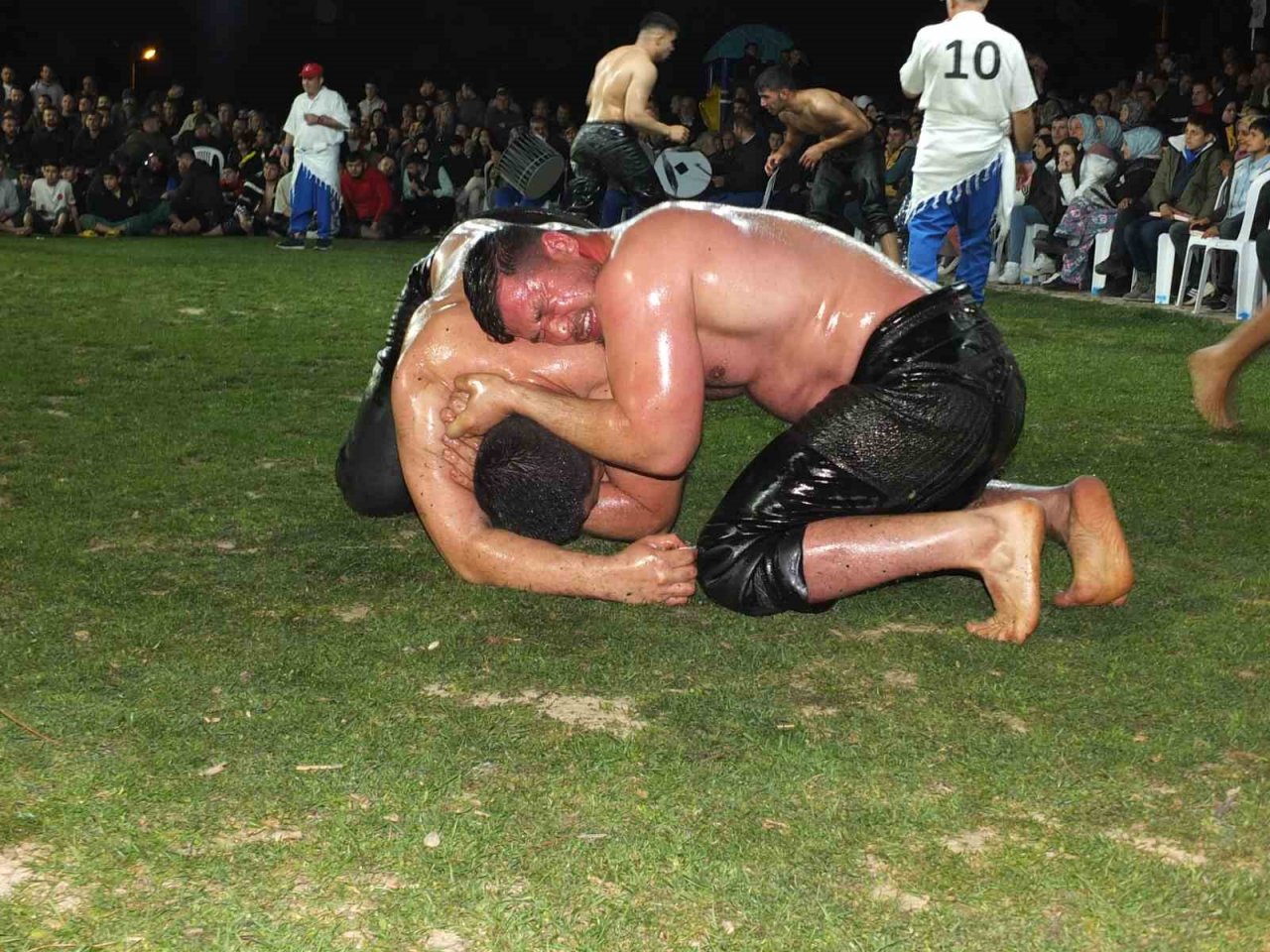 Balıkesir’de gece güreşlerini 5 bin kişi izledi