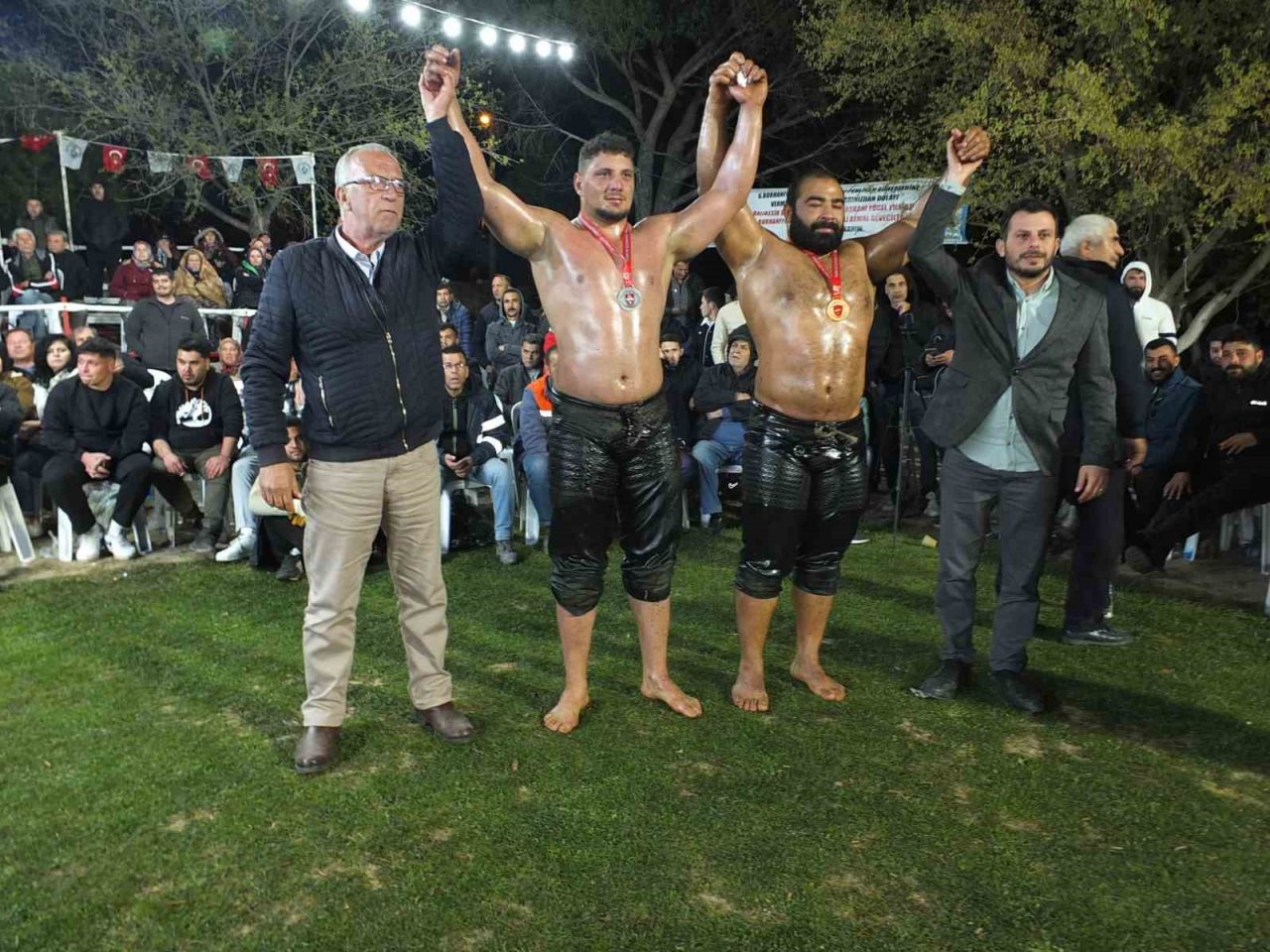 Balıkesir’de gece güreşlerini 5 bin kişi izledi