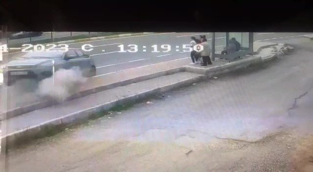 Otomobil duraktaki 5 kişiye çarptı, dehşet anları kameraya yansıdı