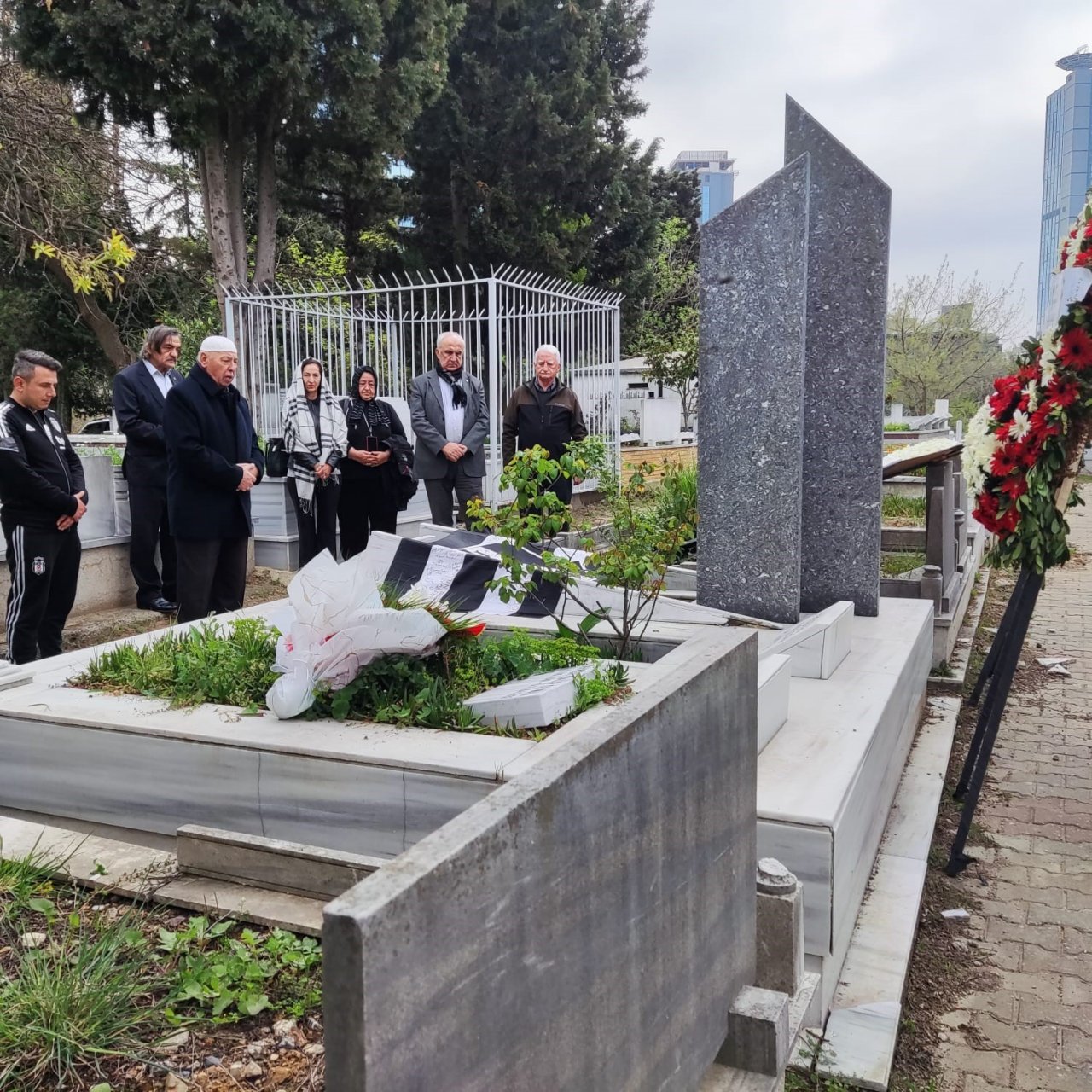 Hakkı Yeten, kabri başında anıldı