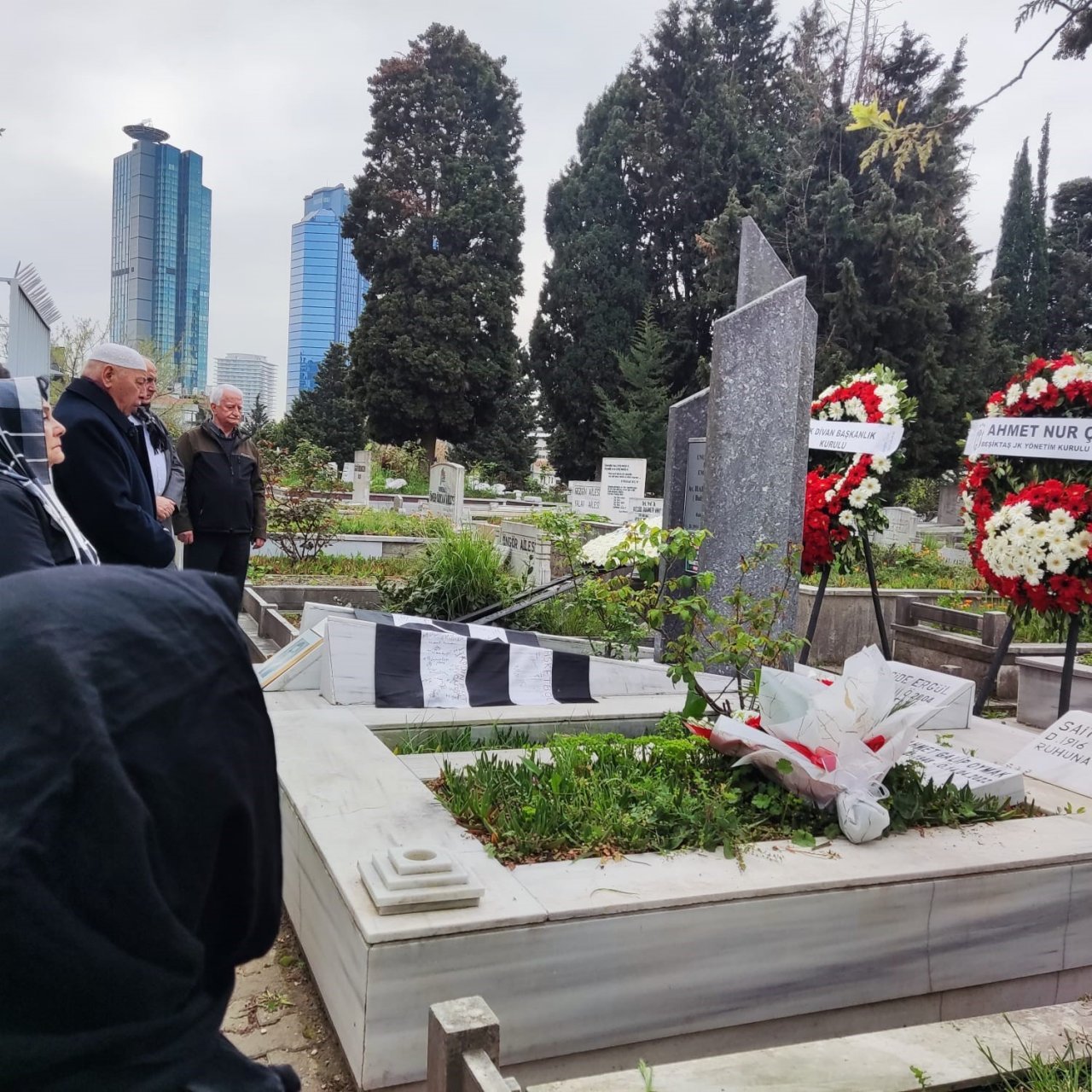 Hakkı Yeten, kabri başında anıldı