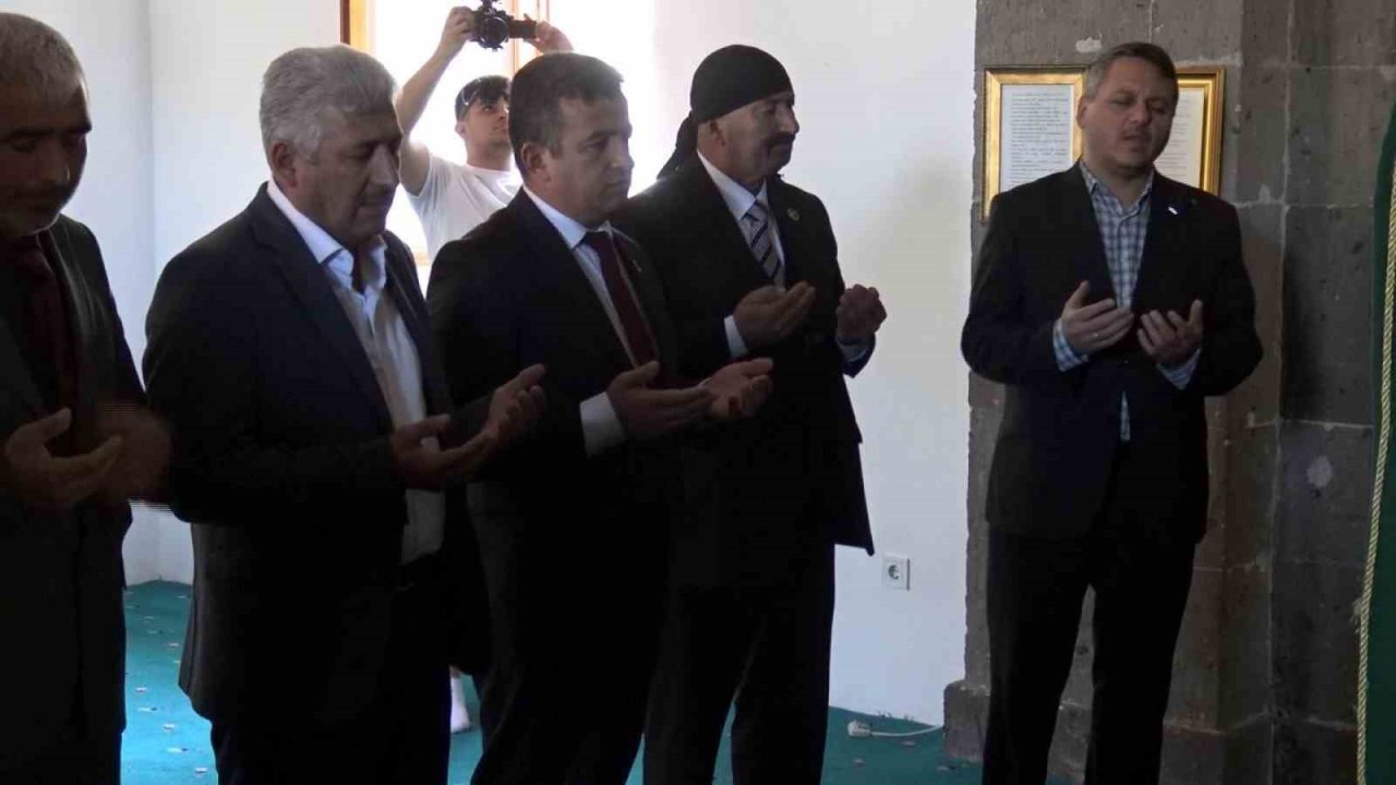 Büyük Birlik Partisi seçim çalışmalarına türbe ziyareti ile başladı
