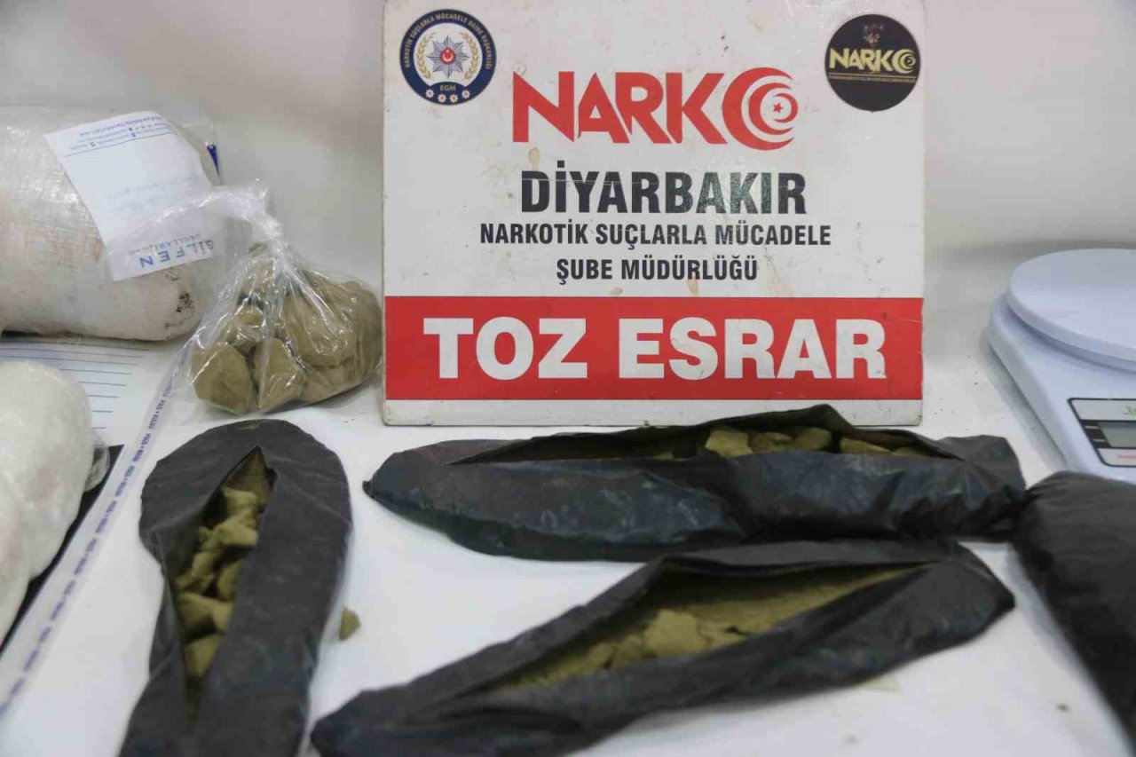 Diyarbakır merkezli 50. ‘Kökünü Kurutma Operasyonunda ele geçirilenler sergilendi: 215 gözaltı