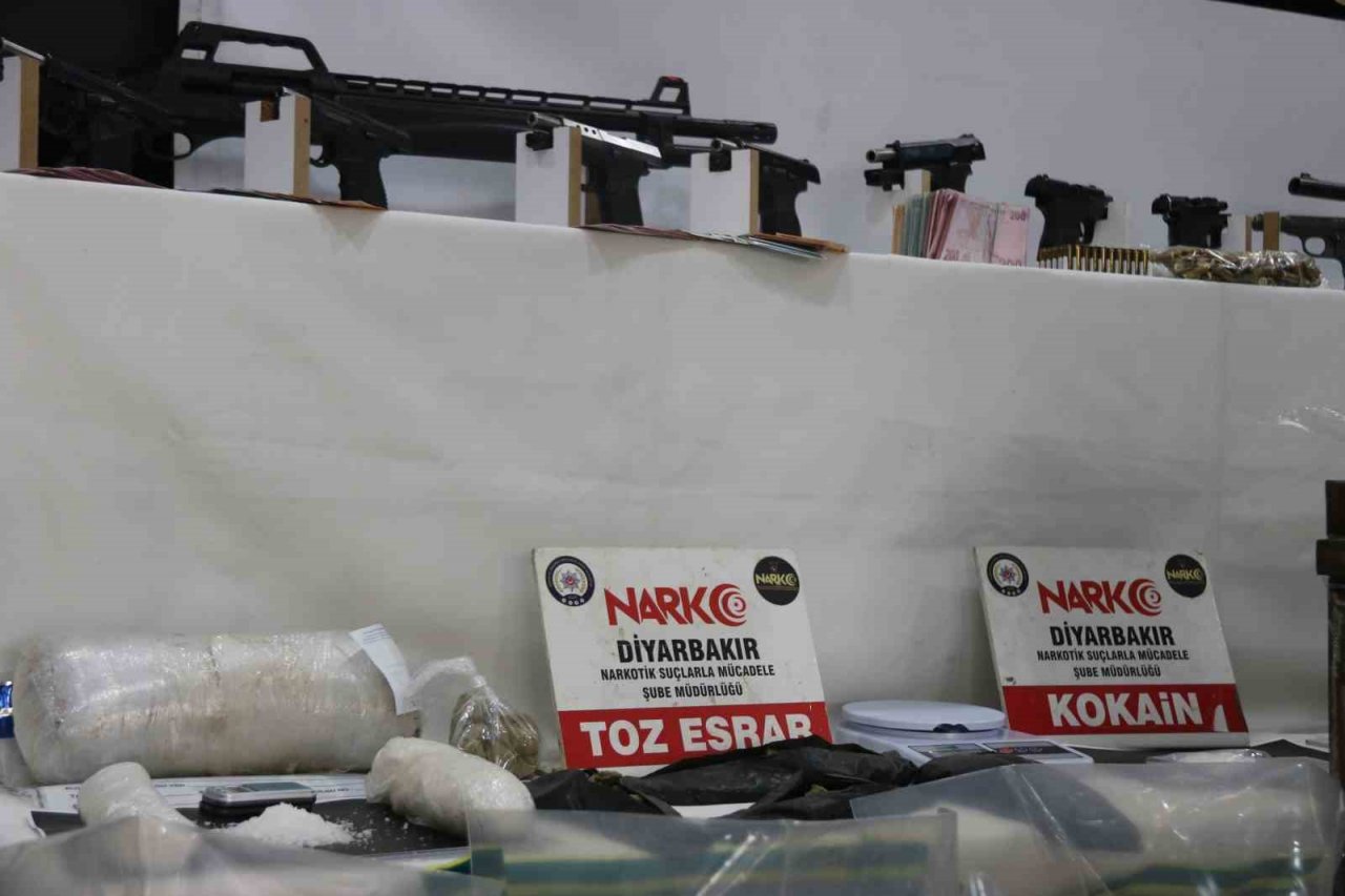 Diyarbakır merkezli 50. ‘Kökünü Kurutma Operasyonunda ele geçirilenler sergilendi: 215 gözaltı
