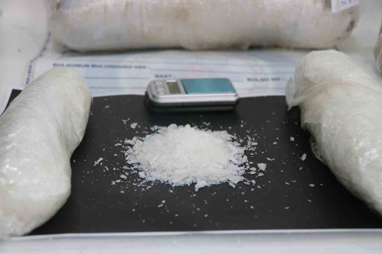 Diyarbakır merkezli 50. ‘Kökünü Kurutma Operasyonunda ele geçirilenler sergilendi: 215 gözaltı