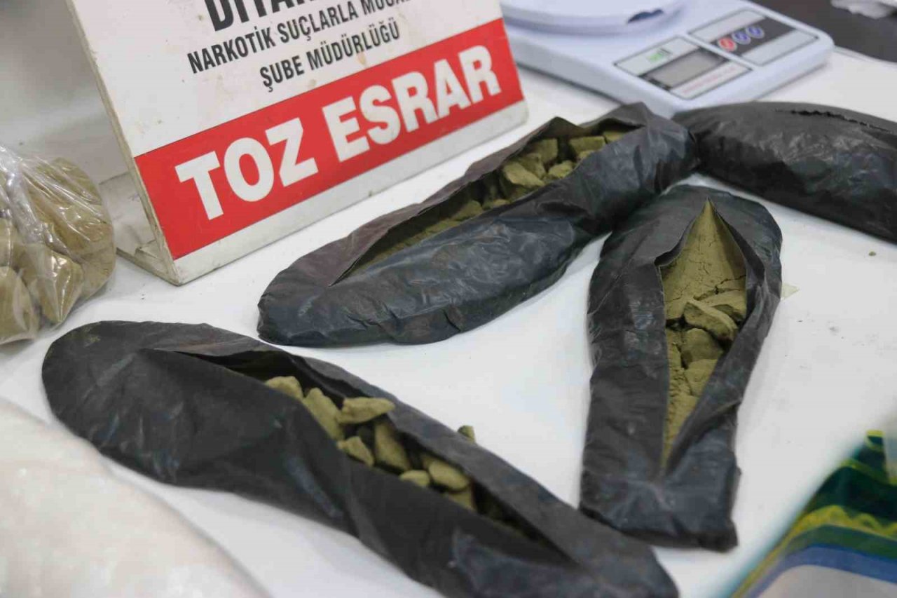 Diyarbakır merkezli 50. ‘Kökünü Kurutma Operasyonunda ele geçirilenler sergilendi: 215 gözaltı