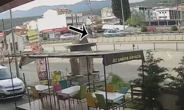 Motosikletin araca çarptığı kaza güvenlik kamerasına yansıdı