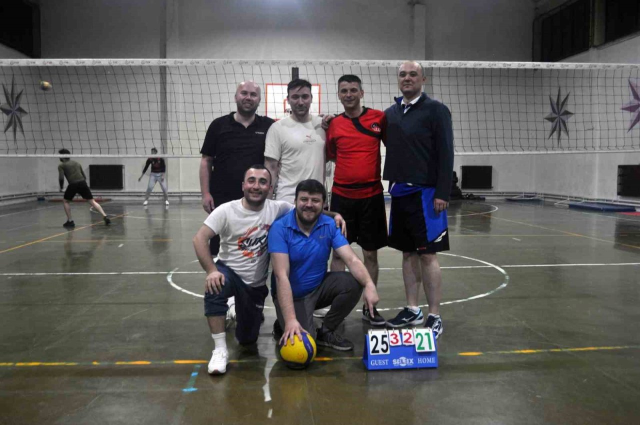 İftar sonrası yaptıkları voleybol maçı ile enerjilerini atıyorlar