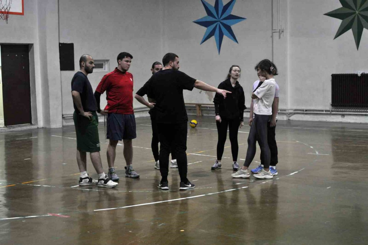 İftar sonrası yaptıkları voleybol maçı ile enerjilerini atıyorlar