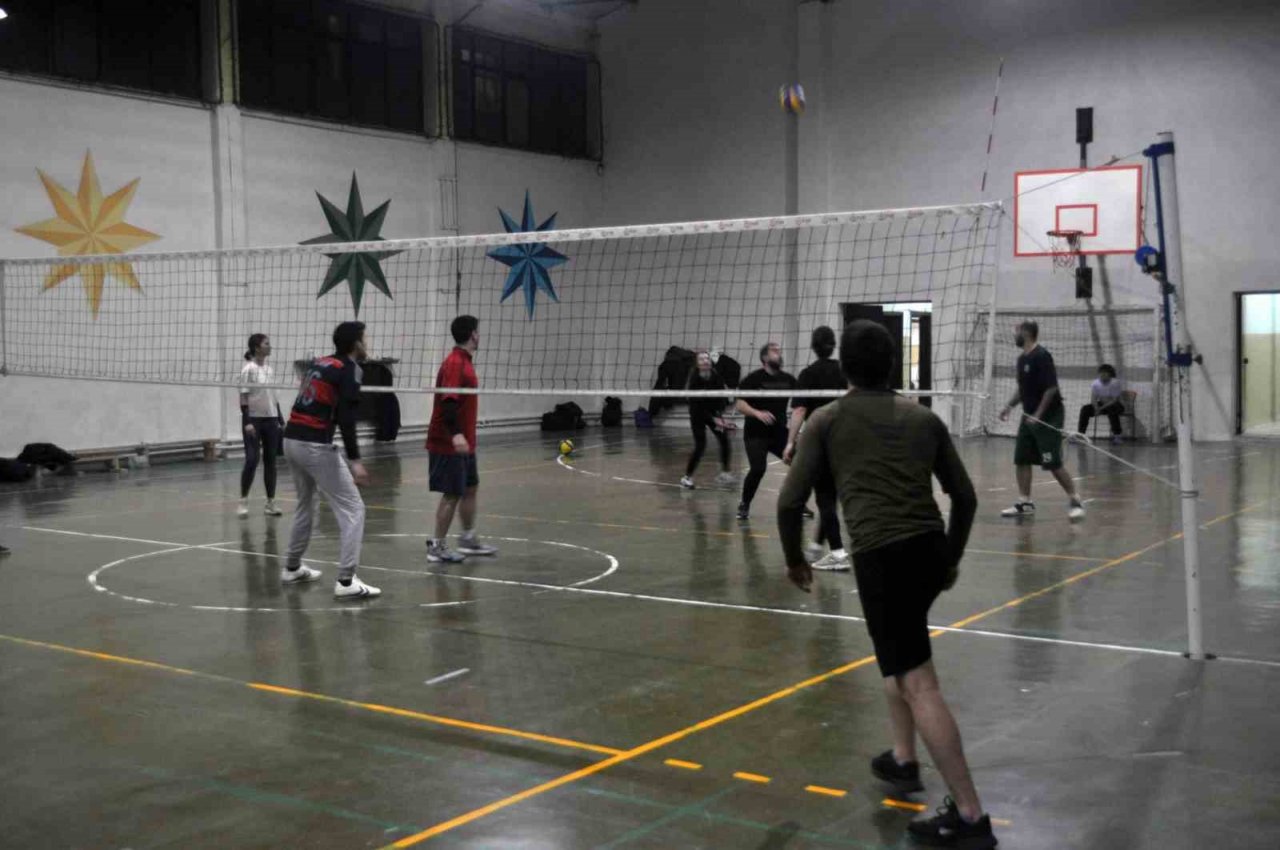 İftar sonrası yaptıkları voleybol maçı ile enerjilerini atıyorlar