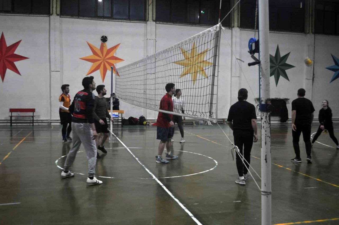 İftar sonrası yaptıkları voleybol maçı ile enerjilerini atıyorlar