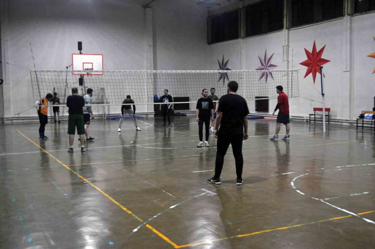 İftar sonrası yaptıkları voleybol maçı ile enerjilerini atıyorlar