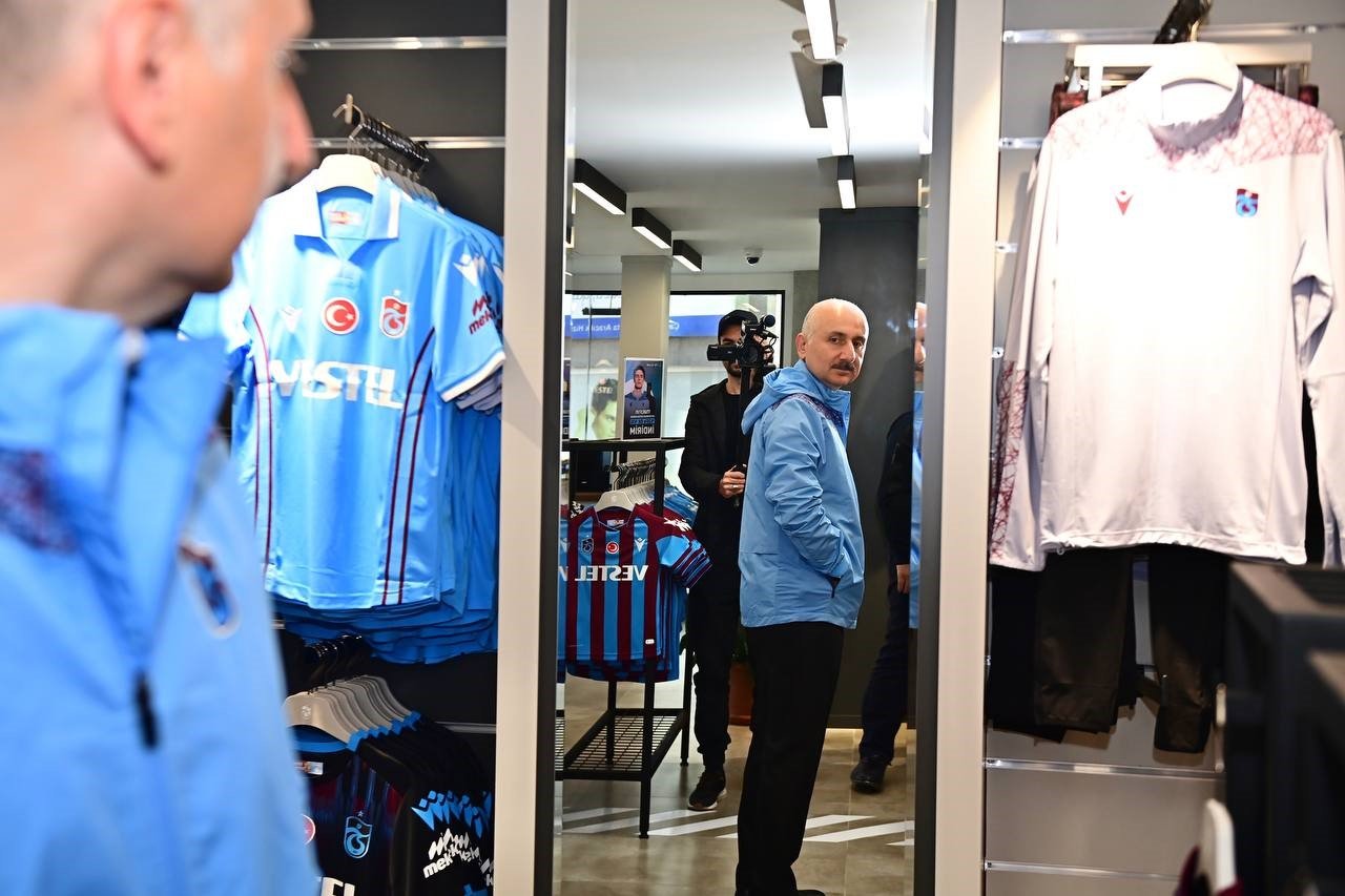 Fanatik Trabzonsporlu Bakan Karaismailoğlu TS Clup’ta alışveriş yaptı