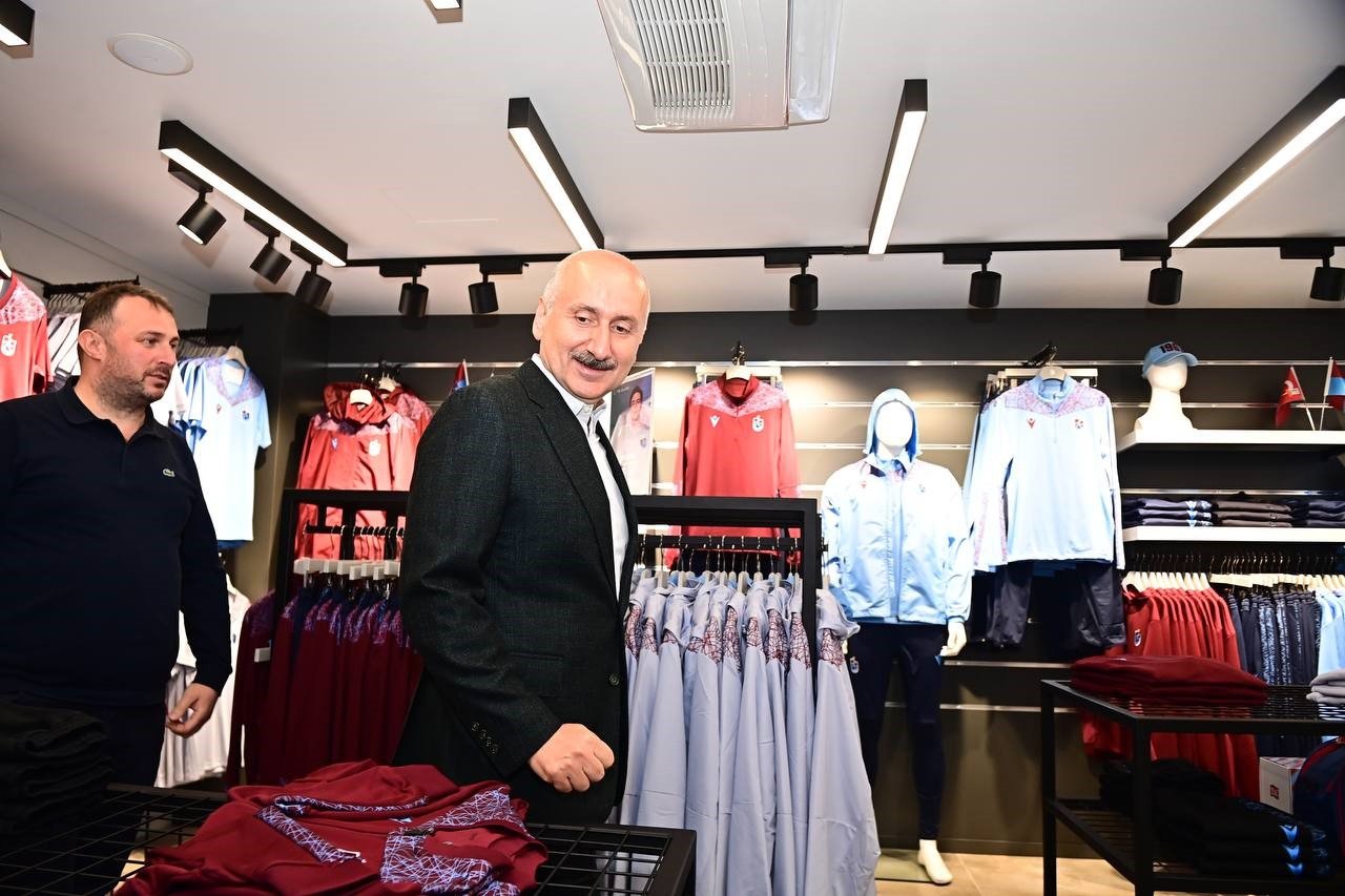 Fanatik Trabzonsporlu Bakan Karaismailoğlu TS Clup’ta alışveriş yaptı