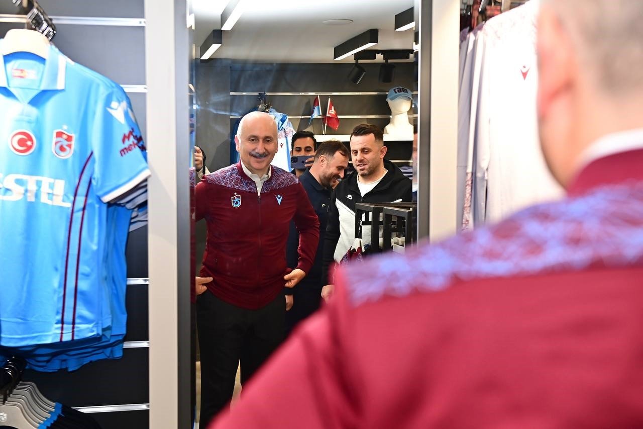 Fanatik Trabzonsporlu Bakan Karaismailoğlu TS Clup’ta alışveriş yaptı