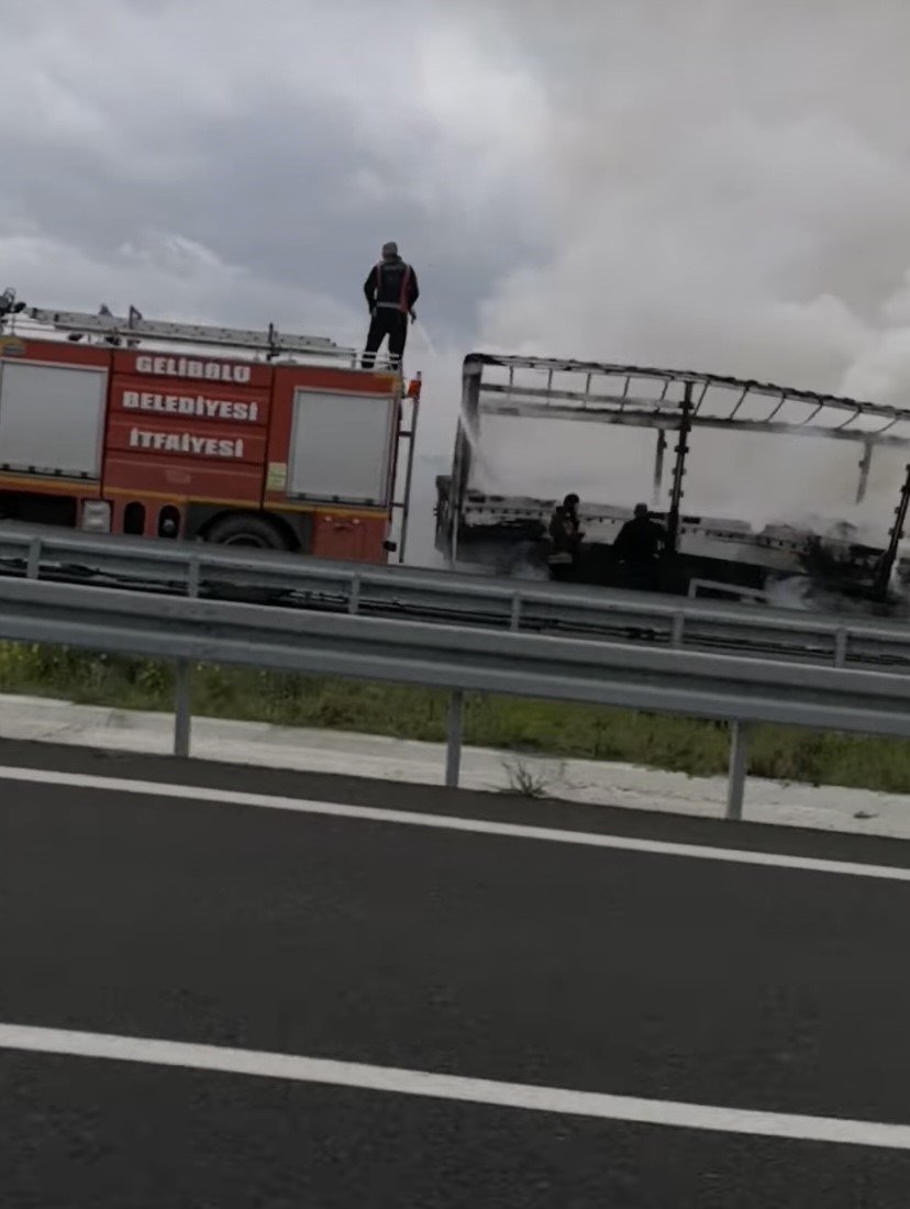 Çanakkale’de seyir halindeki tırın dorsesinde yangın çıktı