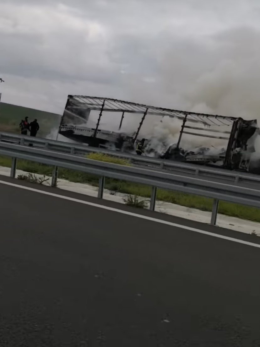 Çanakkale’de seyir halindeki tırın dorsesinde yangın çıktı