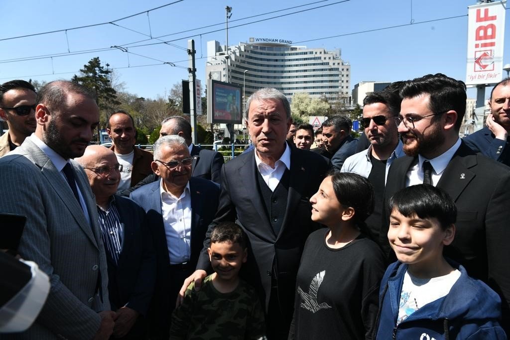 Bakan Akar Ve Başkan Büyükkılıç’tan tarihi kapalı çarşı esnafına ziyaret